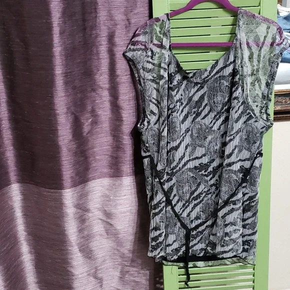 Top - Picture 2 of 2